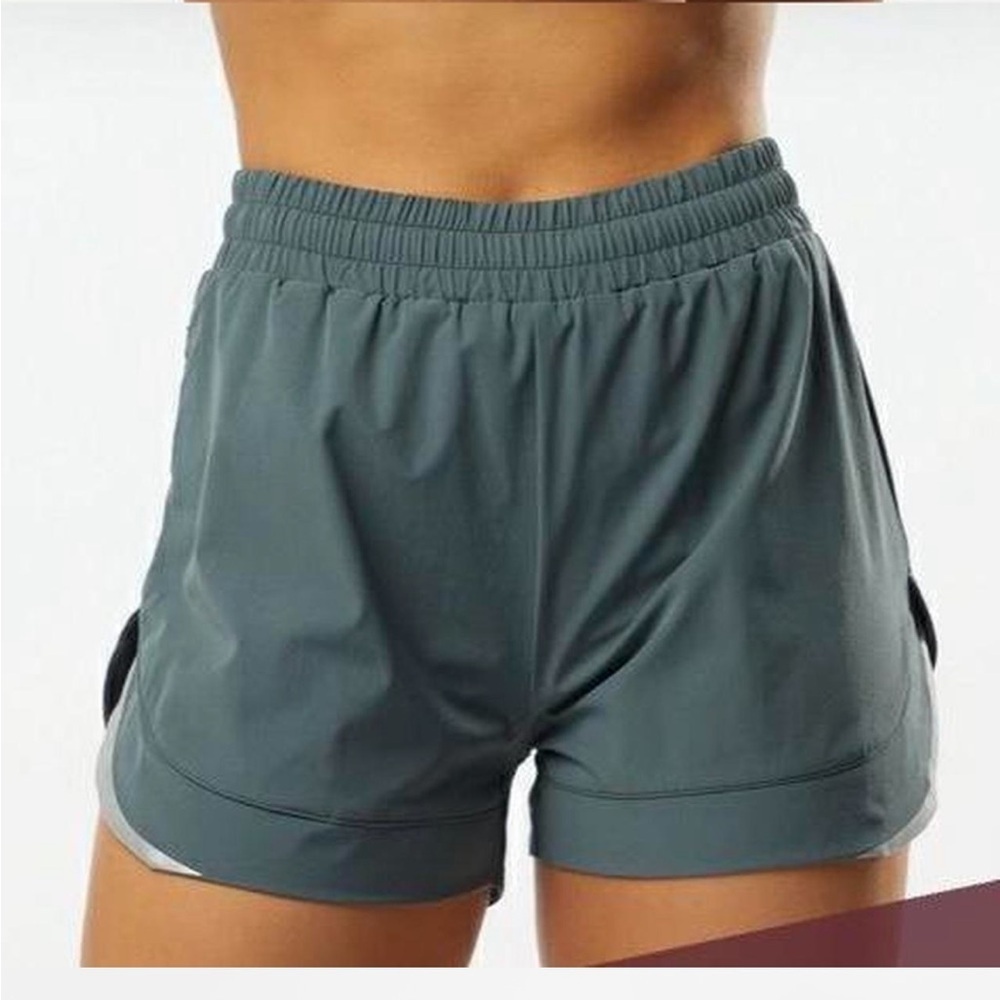 Alphalete NWOT Varsity Stride High Rise Women’s Shorts Porcelain Grey Size Small - Picture 12 of 12